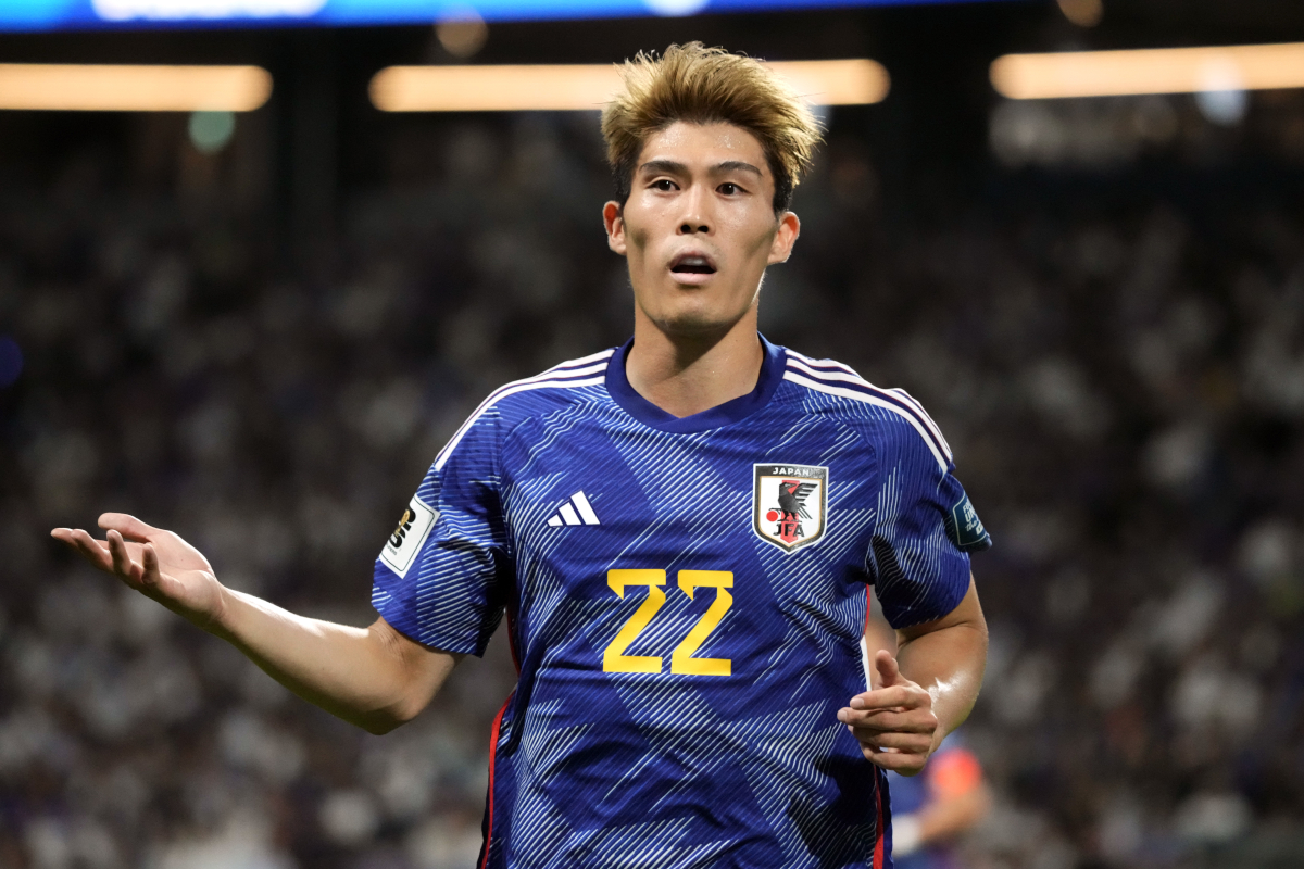 Takehiro Tomiyasu do Japão em campo