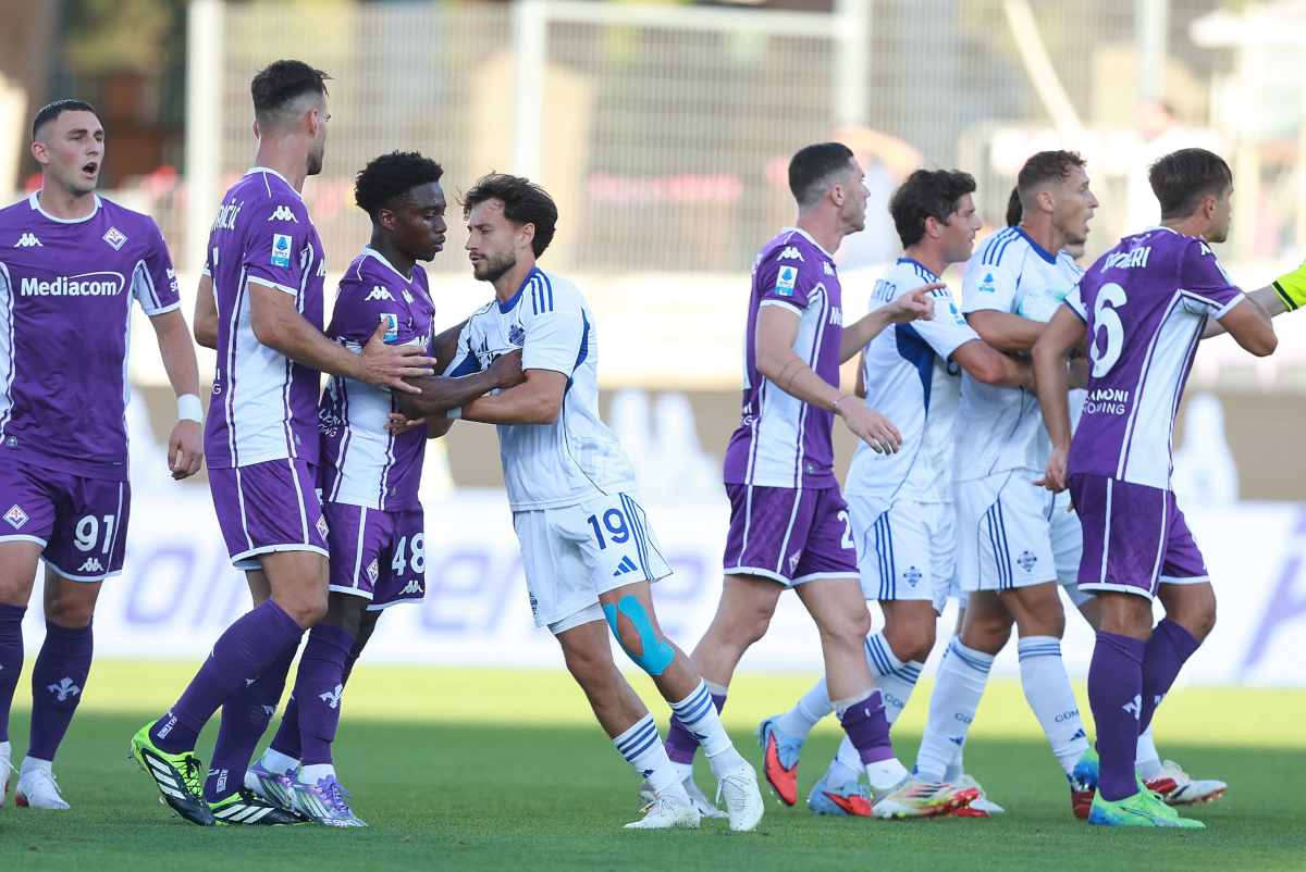 Tariq Lamptey da Fiorentina e Nicolas Kuhn do Como durante o jogo da Série A