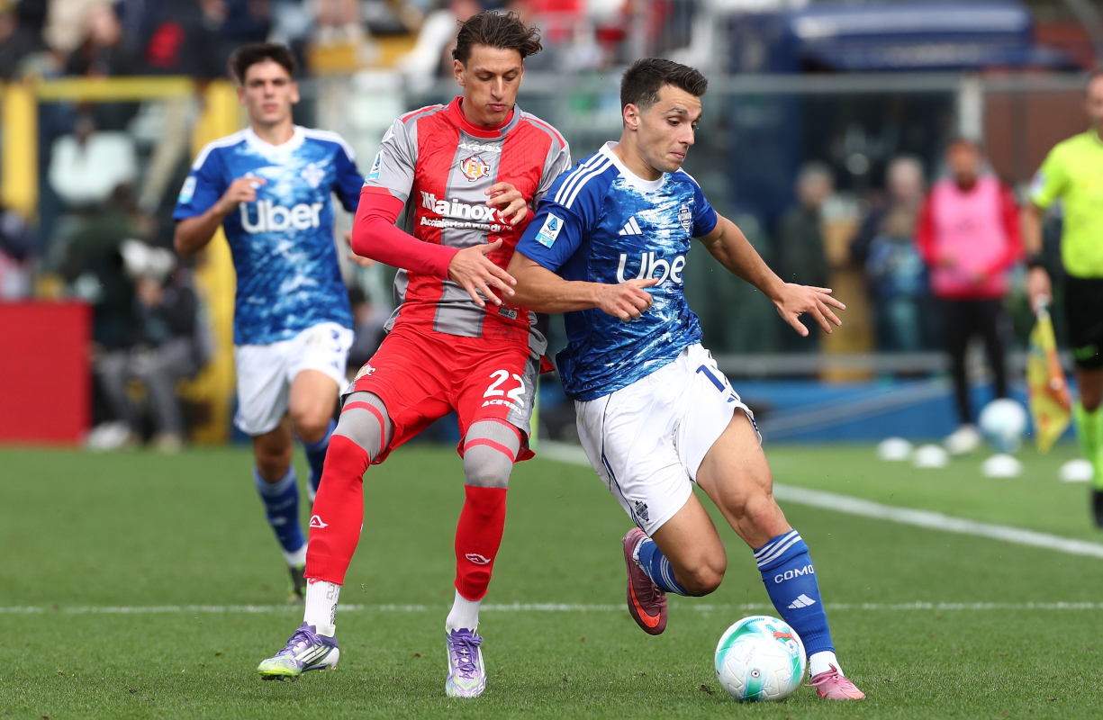 Serie A | Como 1-1 Cremonese: Baschirotto keeps unbeaten streak alive COMO, ITALY - SEPTEMBER 27: Anastasios Douvikas of Como 1907 competes for the ball with Romano Floriani Mussolini of US Cremonese during the Serie A match between Como 1907 and US Cremonese at Giuseppe Sinigaglia Stadium on September 27, 2025 in Como, Italy. (Photo by Marco Luzzani/Getty Images)