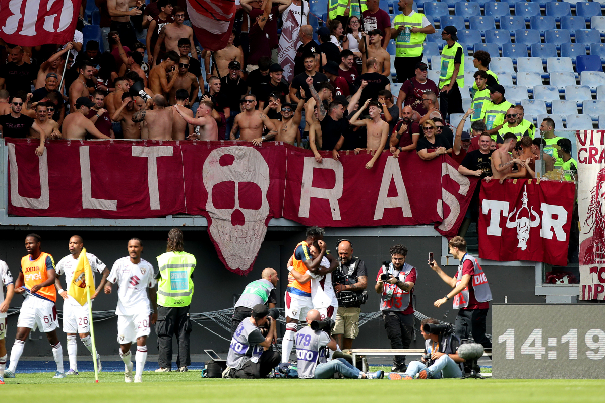 Giovanni Pablo Simeone celebrando gol contra a Roma.