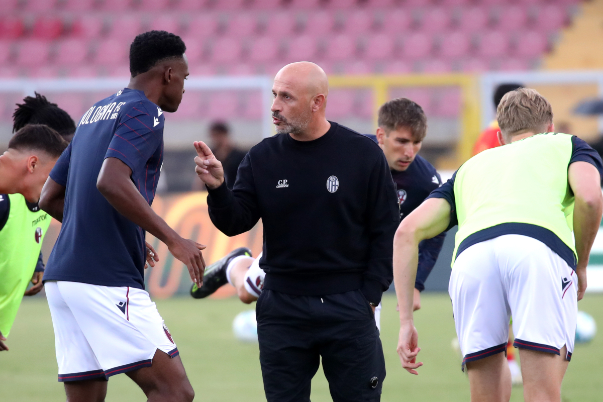 LECCE, ITALY - SEPTEMBER 28: Head coach of Bologna FC 1909 Vincenzo Italiano prior the Serie A match between US Lecce and Bologna FC 1909 at Stadio Via del Mare on September 28, 2025 in Lecce, Italy. (Photo by Maurizio Lagana/Getty Images)