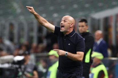 MILAN, ITALY - SEPTEMBER 14: Vincenzo Italiano, Head Coach of Bologna, gives the team instructions during the Serie A match between AC Milan and Bologna FC 1909 at Giuseppe Meazza Stadium on September 14, 2025 in Milan, Italy. (Photo by Marco Luzzani/Getty Images)
