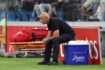 MILAN, ITALY - SEPTEMBER 14: Vincenzo Italiano, Head Coach of Bologna, sits on a cooler during the Serie A match between AC Milan and Bologna FC 1909 at Giuseppe Meazza Stadium on September 14, 2025 in Milan, Italy. (Photo by Marco Luzzani/Getty Images)
