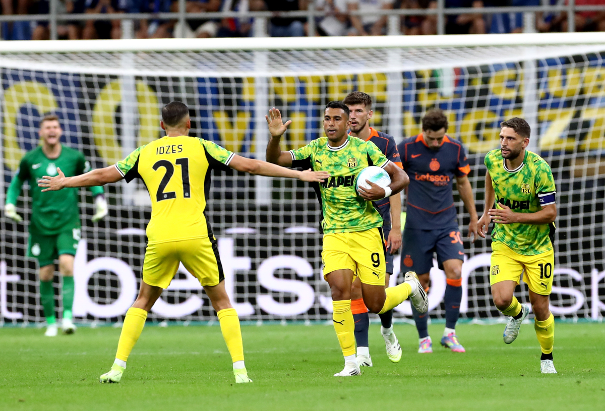 MILAN, ITALY - SEPTEMBER 21: Walid Cheddira of Sassuolo celebrates with teammate Jay Idzes after scoring his team's first goal during the Serie A match between FC Internazionale and US Sassuolo Calcio at Giuseppe Meazza Stadium on September 21, 2025 in Milan, Italy. (Photo by Marco Luzzani/Getty Images)