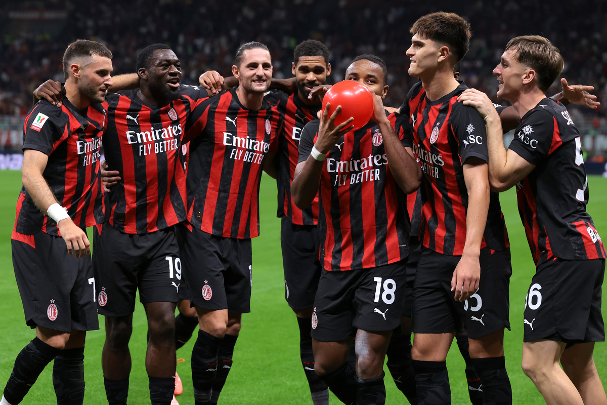 MİLANO, İTALYA - 23 EYLÜL: AC Milan'lı Christopher Nkunku, 23 Eylül 2025'te İtalya'nın Milano kentindeki Giuseppe Meazza Stadyumu'nda oynanan Coppa Italia Frecciarossa Son 16 Turu maçında takımını 2-0 öne geçiren golü attıktan sonra takım arkadaşlarıyla kutlama yaparken bir balon şişiriyor. (Fotoğraf: Jonathan Moscrop/Getty Images)