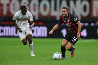 Milan, Italia - 23 September: Adrien Rabiot dari AC Milan dikejar oleh Mohamed Kaba Drame dari pertandingan 16 pertandingan antara AC Milan dan US Lecce di Stadion Giuseppe Meazza pada 23 September 2025 di Milan, Italia. (Foto oleh Jonathan Moscrop/Getty Images)