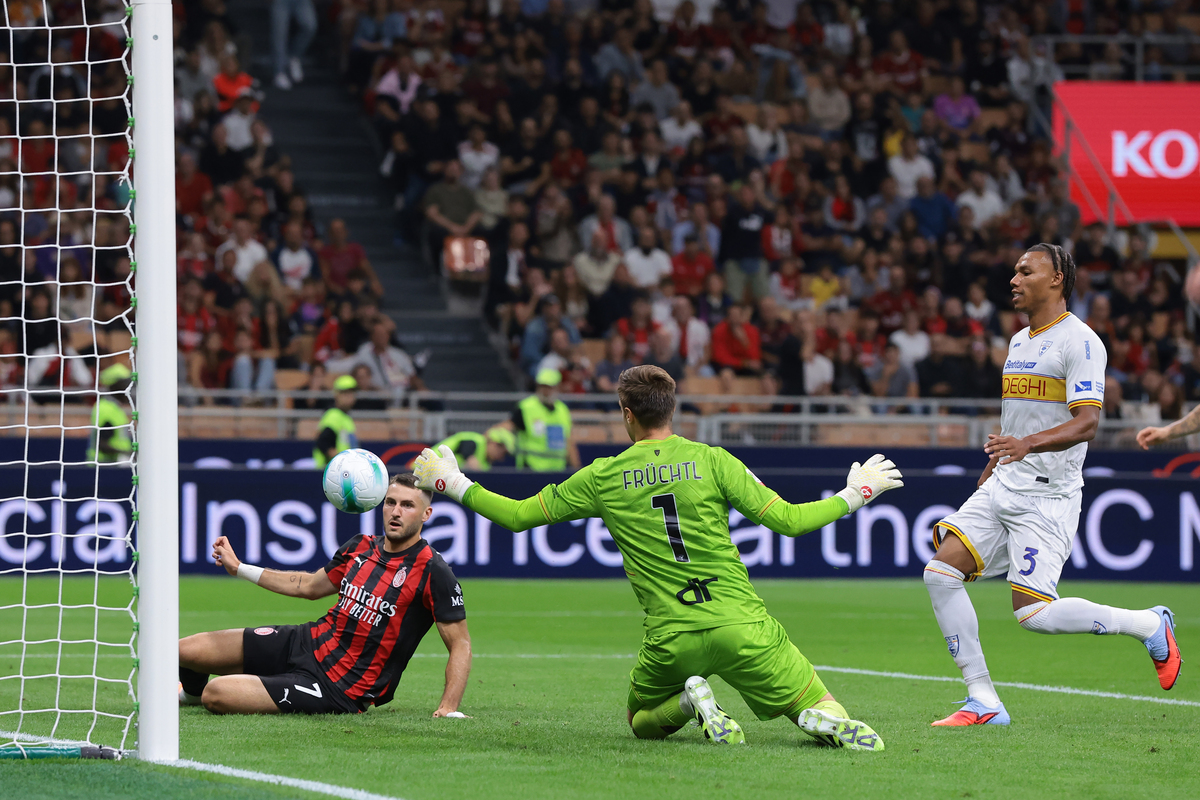 MILAN, ITALY - SEPTEMBER 23: Santiago Gimenez of AC Milan scores to give the side a 1-0 lead during the Coppa Italia Frecciarossa Round of 16 match between AC Milan and US Lecce at Giuseppe Meazza Stadium on September 23, 2025 in Milan, Italy. (Photo by Jonathan Moscrop/Getty Images)