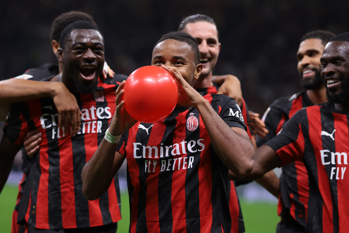 Coppa Italia | Milan 3-0 Lecce - Rossoneri cruise through cup test MILAN, ITALY - SEPTEMBER 23: Christopher Nkunku of AC Milan inflates a balloon as he celebrates with teammates after scoring to give the side a 2-0 lead during the Coppa Italia Frecciarossa Round of 16 match between AC Milan and US Lecce at Giuseppe Meazza Stadium on September 23, 2025 in Milan, Italy. (Photo by Jonathan Moscrop/Getty Images)