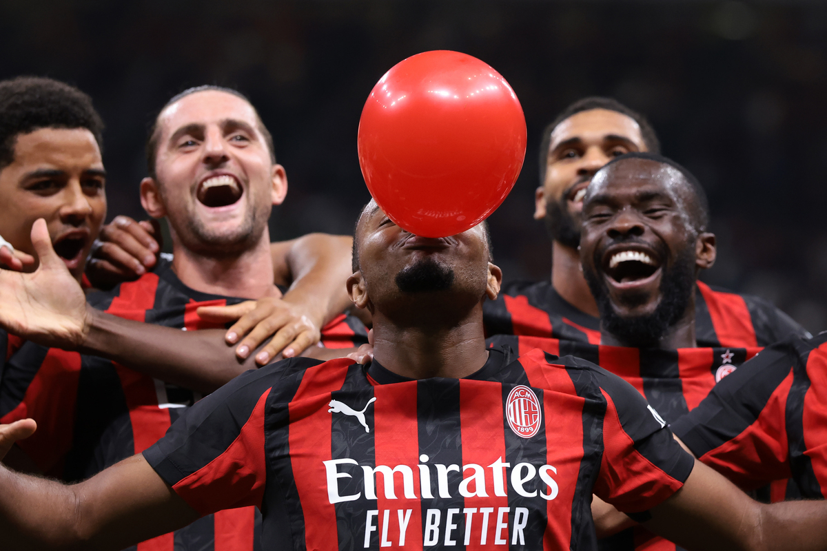 MILAN, ITALIA - 23 SEPTEMBER: Christopher Nkunku dari AC Milan meniup balon saat ia merayakan bersama rekan satu timnya setelah mencetak gol untuk memberi tim keunggulan 2-0 dalam pertandingan babak 16 besar Coppa Italia Frecciarossa antara AC Milan dan US Lecce di Stadion Giuseppe Meazza pada 23 September 2025 di Milan, Italia. (Foto oleh Jonathan Moscrop/Getty Images)