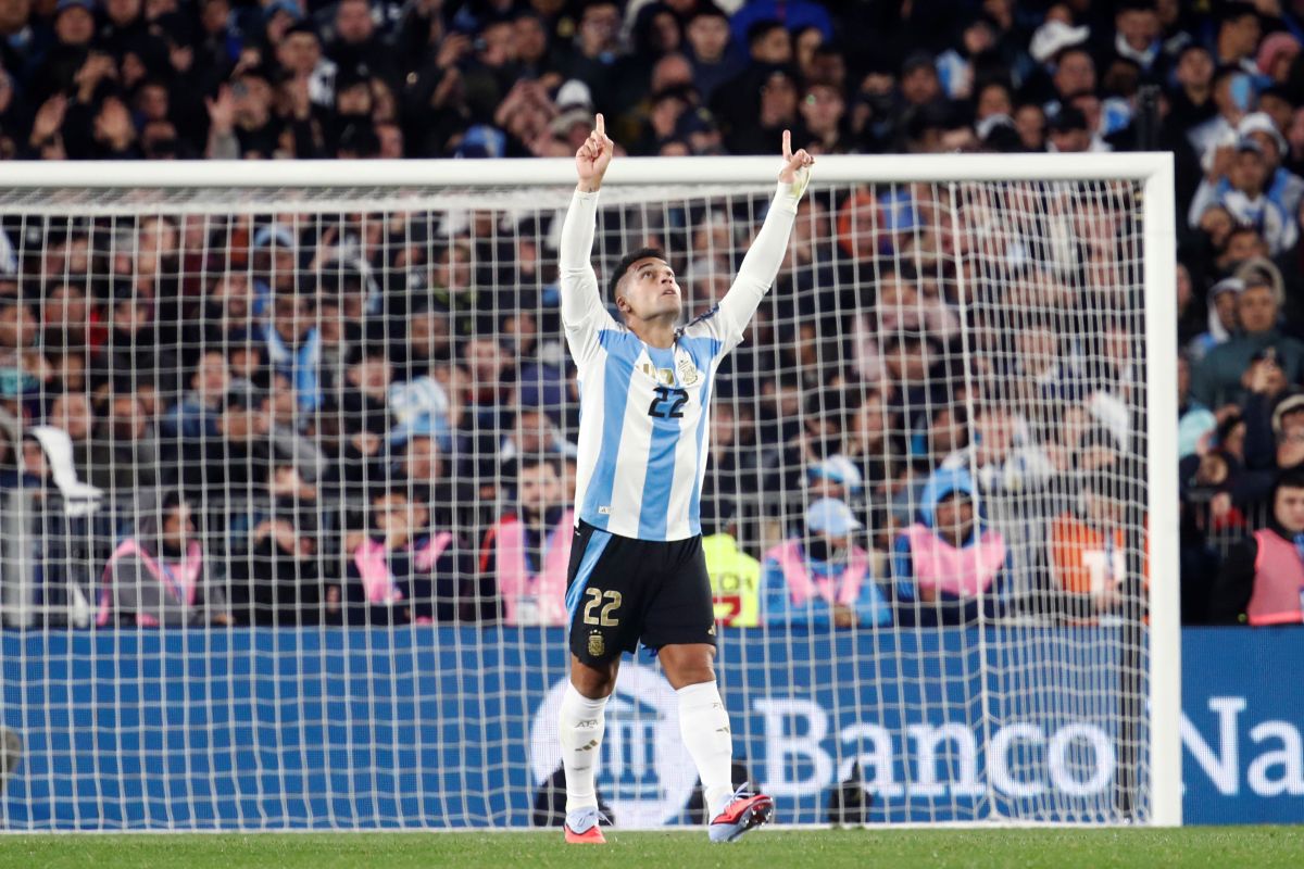 BUENOS AIRES, ARGENTINA - SEPTEMBER 04: Lautaro Martínez of Argentina celebrates after scoring the team's second goal during the South American FIFA World Cup 2026 Qualifier match between Argentina and Venezuela at Estadio Más Monumental Antonio Vespucio Liberti on September 04, 2025 in Buenos Aires, Argentina. (Photo by Marcos Brindicci/Getty Images)