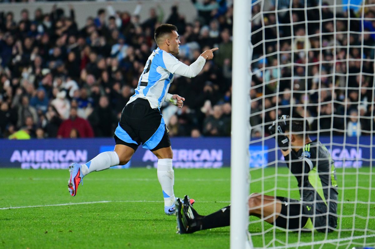 BUENOS AIRES, ARGENTINA - SEPTEMBER 04: Lautaro Martínez of Argentina celebrates after scoring the team's second goal during the South American FIFA World Cup 2026 Qualifier match between Argentina and Venezuela at Estadio Más Monumental Antonio Vespucio Liberti on September 04, 2025 in Buenos Aires, Argentina. (Photo by Marcelo Endelli/Getty Images)