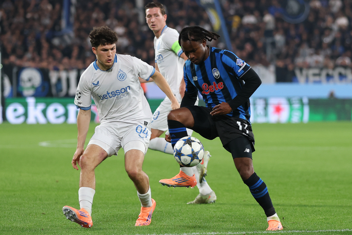 BERGAMO, ITALY - SEPTEMBER 30: Ademola Lookman of Atalanta controls the ball under pressure from Kyriani Sabbe of Club Brugge during the UEFA Champions League 2025/26 League Phase MD2 match between Atalanta BC and Club Brugge KV at Stadio di Bergamo on September 30, 2025 in Bergamo, Italy. (Photo by Timothy Rogers/Getty Images)