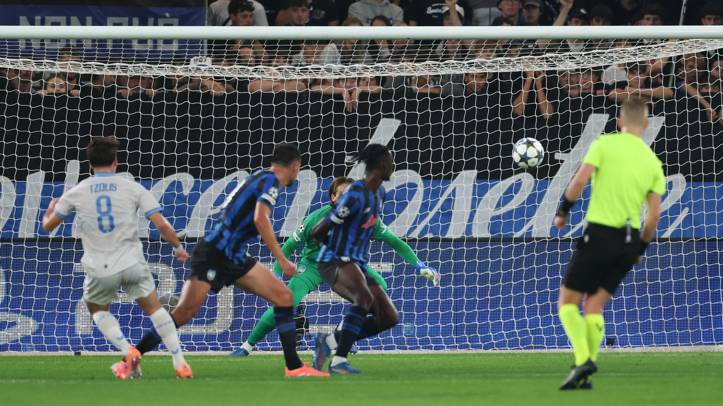 BERGAMO, ITALY - SEPTEMBER 30: Christos Tzolis of Club Brugge scores his teams first goal past Marco Carnesecchi of Atalanta during the UEFA Champions League 2025/26 League Phase MD2 match between Atalanta BC and Club Brugge KV at Stadio di Bergamo on September 30, 2025 in Bergamo, Italy. (Photo by Timothy Rogers/Getty Images)