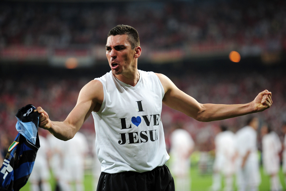MADRID, SPAIN - MAY 22:  Lucio of Inter Milan celebrates his team victory at the end of the UEFA Champions League Final match between FC Bayern Muenchen and Inter Milan at the Estadio Santiago Bernabeu on May 22, 2010 in Madrid, Spain.  (Photo by Shaun Botterill/Getty Images)