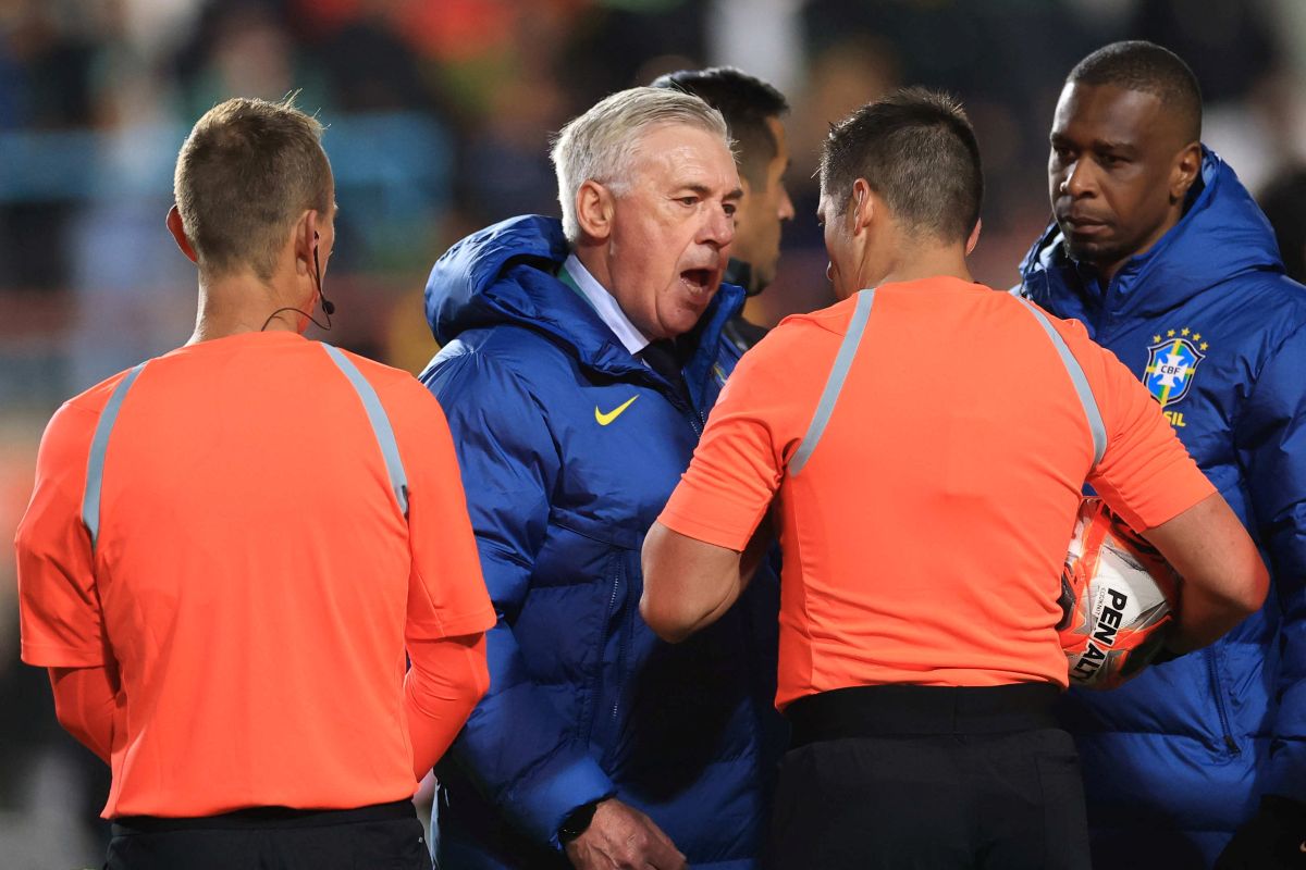 EL ALTO, BOLIVIA - SEPTEMBER 09: Carlo Ancelotti, Head Coach of Brazil argues with referee Cristián Garay after the South American FIFA World Cup 2026 Qualifier match between Bolivia and Brazil at Estadio Municipal de El Alto on September 09, 2025 in El Alto, Bolivia. (Photo by Buda Mendes/Getty Images)