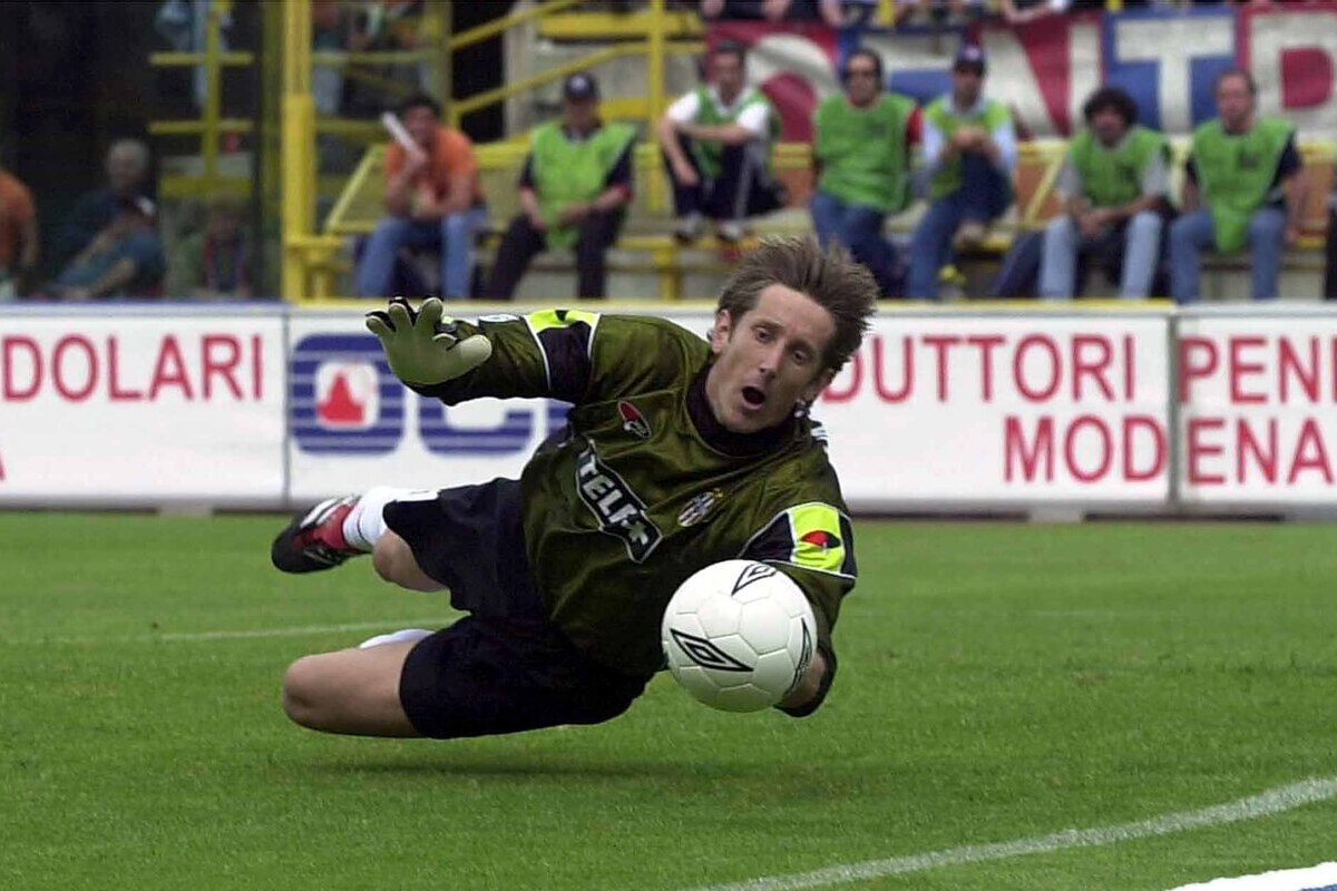 20th May 2001: Van Der Sar of Juventus in action during the Serie A 31st  Round League match between Bologna and Juventus played at the Renato Dall''Ara Stadium Bologna . Gabriele Guerra/ GRAZIA NERI. DIGITAL CAMERA Mandatory Credit: Grazia Neri/ALLSPORT