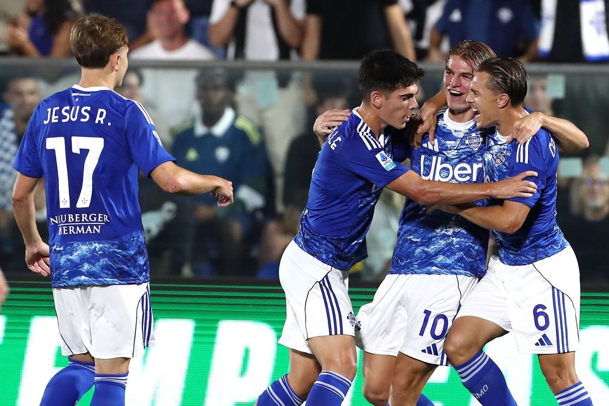 COMO, Italia - 15 September: Nico Paz dari Como 1907 merayakannya dengan rekan satu timnya setelah mencetak gol pertama tim mereka selama pertandingan Serie A antara Como 1907 dan Genoa CFC di Stadion Giuseppe Sinigaglia pada 15 September 2025 di Como, Italia. (Foto oleh Marco Luzzani/Getty Images)