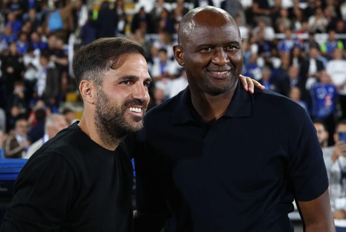 COMO, Italia - 15 September: Pelatih Como 1907 CESC Fabregas dan pelatih Genoa CFC Patrick Vieira sebelum pertandingan Serie A antara Como 1907 dan Genoa CFC di Stadion Giuseppe Sinigaglia pada 15 September 2025 di Como, Italia. (Foto oleh Marco Luzzani/Getty Images)
