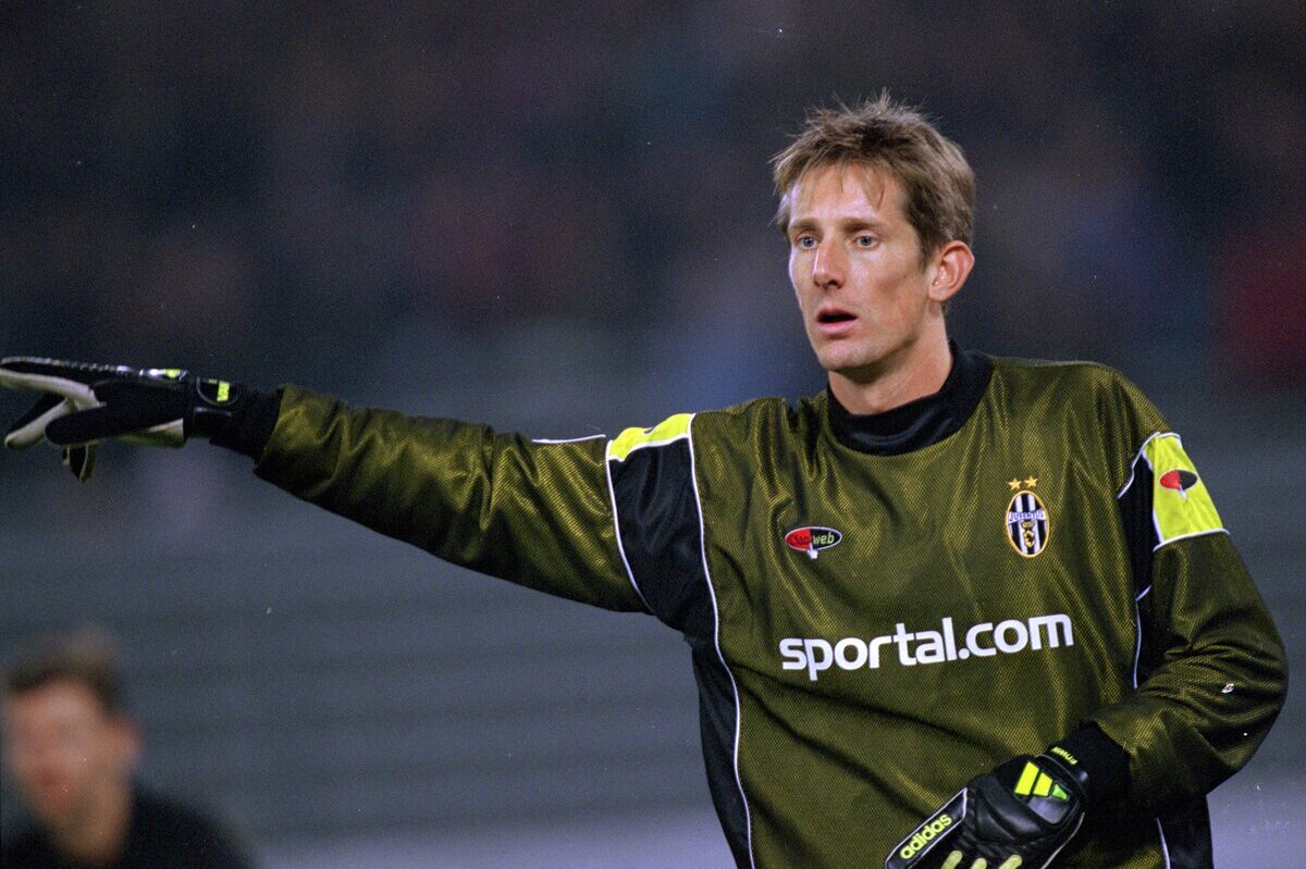 24 Oct 2000:  Edwin van der Sar of Juventus in action during the UEFA Champions League match against Hamburg at the Stadio Delle Alpi in Turin, Italy.  Hamburg won the match 3-1.  Mandatory Credit: Stuart Franklin /Allsport