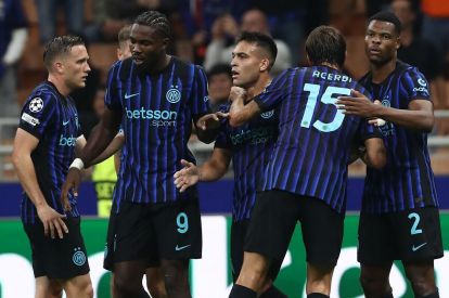 MILAN, ITALY - SEPTEMBER 30: Denzel Dumfries (R) of FC Internazionale celebrates with his team-mates after scoring their team's second goal during the UEFA Champions League 2025/26 League Phase MD2 match between FC Internazionale Milano and SK Slavia Praha at Stadio San Siro on September 30, 2025 in Milan, Italy. (Photo by Marco Luzzani/Getty Images)