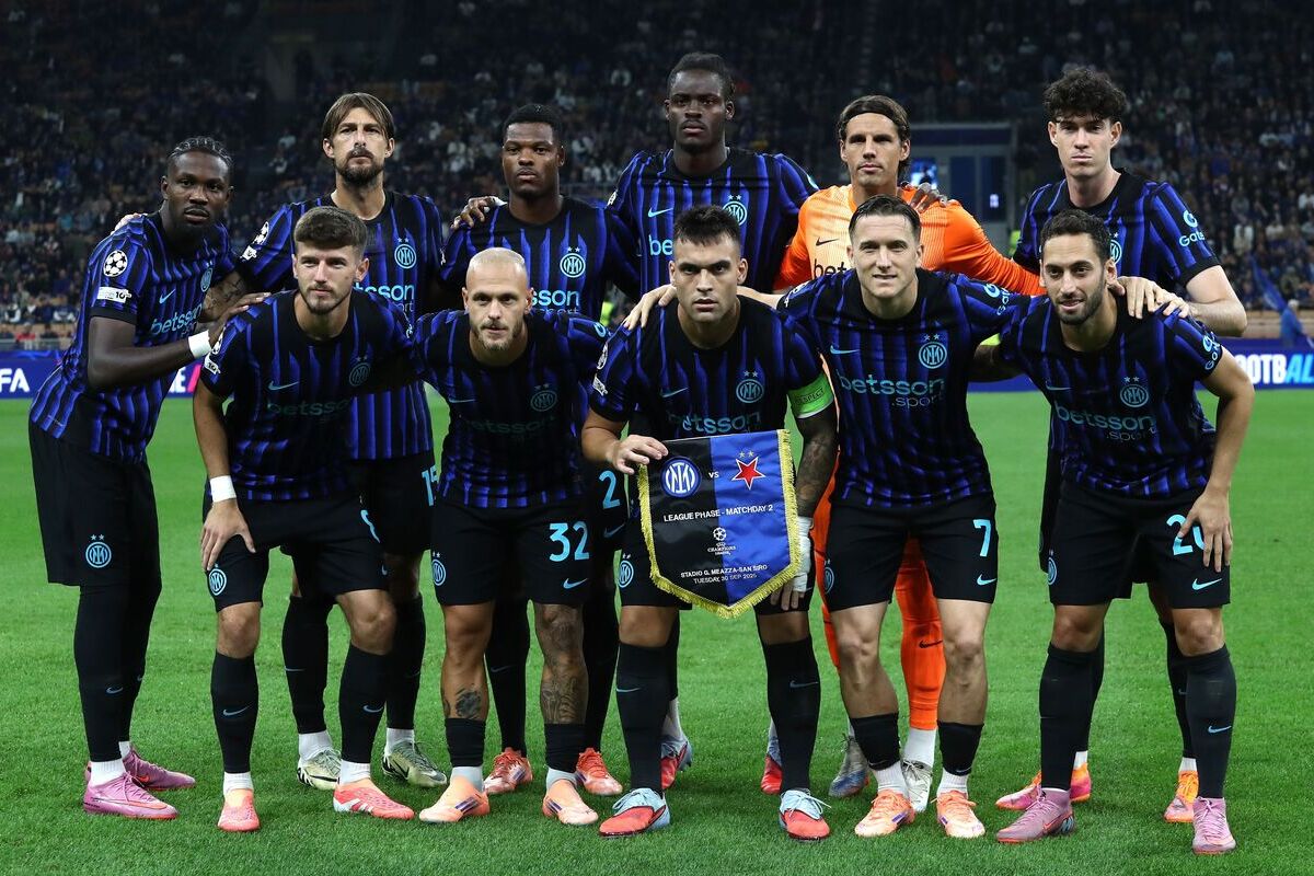 Milan, Italia - 30 September: Tim Internazionale FC berbaris selama pertandingan UEFA Champions Liga 2025/26 Fase MD2 antara FC Internazionale Milano dan SK Slavia Praha di Stadio San Siro pada 30 September 2025 di Milan, Italia. (Foto oleh Marco Luzzani/Getty Images)