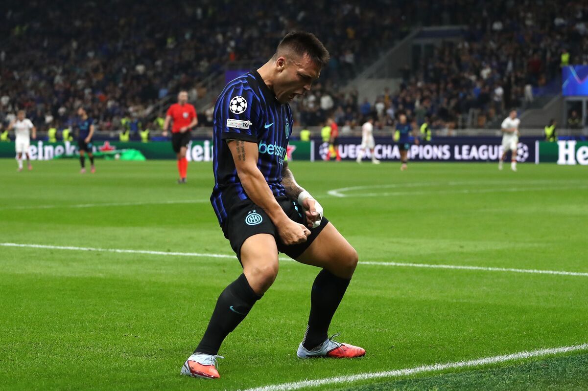 MILAN, ITALY - SEPTEMBER 30: Lautaro Martinez of FC Internazionale celebrates after scoring their team's first goal during the UEFA Champions League 2025/26 League Phase MD2 match between FC Internazionale Milano and SK Slavia Praha at Stadio San Siro on September 30, 2025 in Milan, Italy. (Photo by Marco Luzzani/Getty Images)