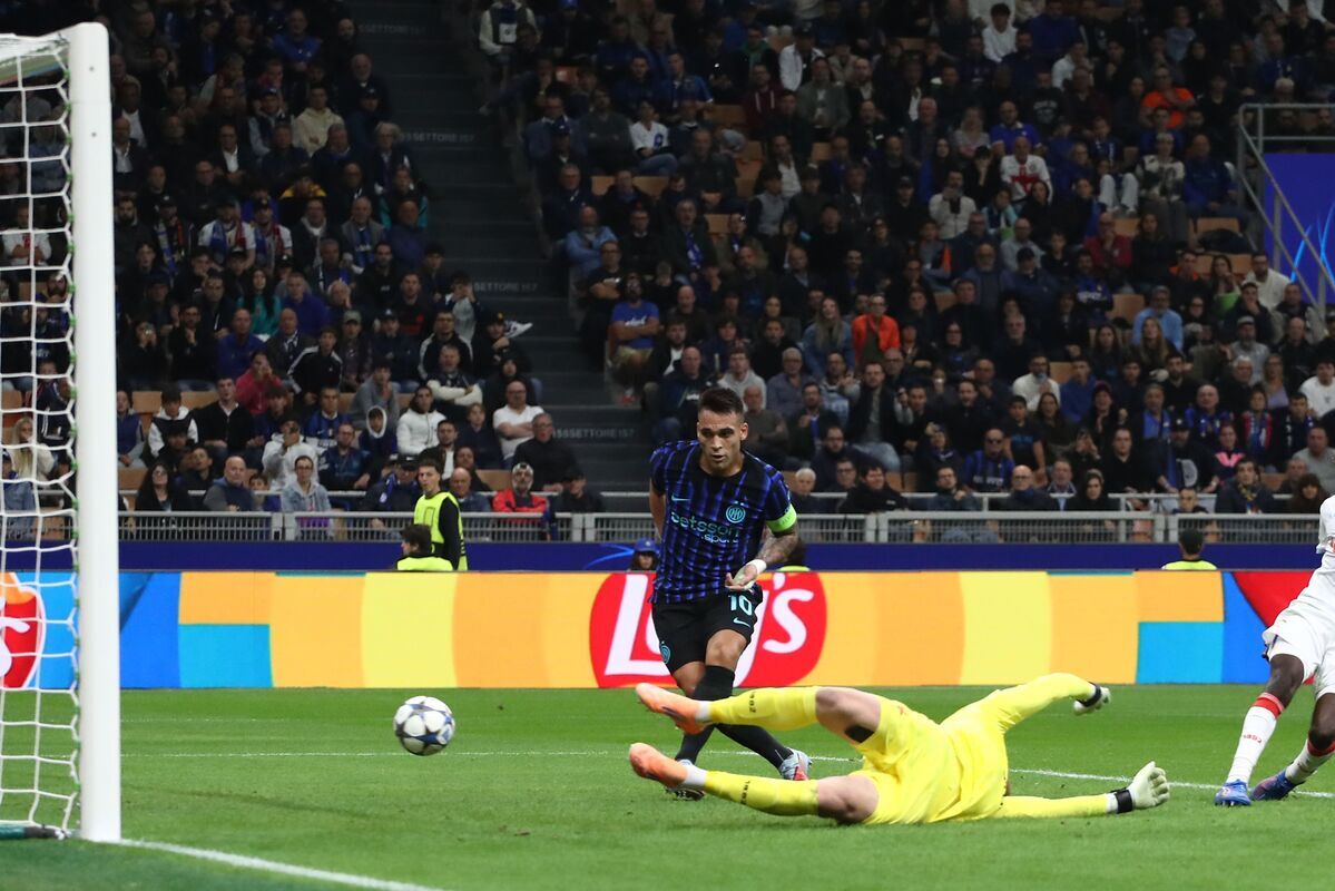 MILAN, ITALY - SEPTEMBER 30: Lautaro Martinez of FC Internazionale scores their team's third goal during the UEFA Champions League 2025/26 League Phase MD2 match between FC Internazionale Milano and SK Slavia Praha at Stadio San Siro on September 30, 2025 in Milan, Italy. (Photo by Marco Luzzani/Getty Images)