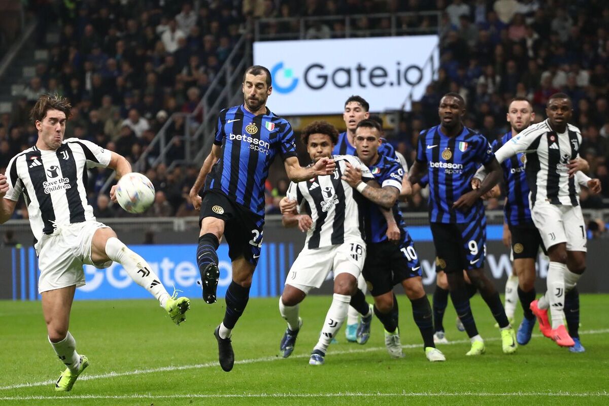 MILAN, ITALY - OCTOBER 27: Dusan Vlahovic of Juventus competes for the ball with Henrikh Mkhitaryan of FC Internazionale during the Serie A match between FC Internazionale and Juventus at Stadio Giuseppe Meazza on October 27, 2024 in Milan, Italy. (Photo by Marco Luzzani/Getty Images)
