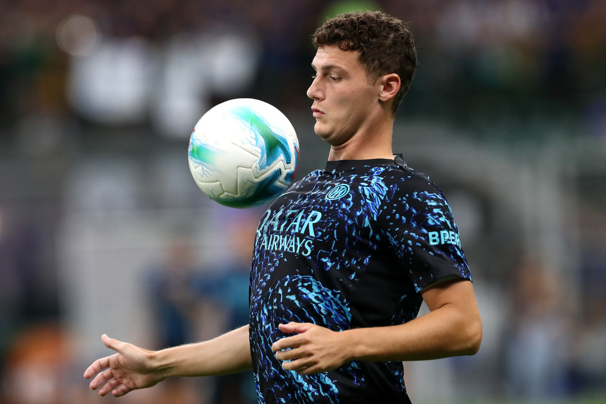 MILAN, ITALY - AUGUST 25: Benjamin Pavard of Internazionale controls the ball during the warm up prior to the Serie A match between FC Internazionale and Torino FC at Giuseppe Meazza Stadium on August 25, 2025 in Milan, Italy. (Photo by Marco Luzzani/Getty Images)