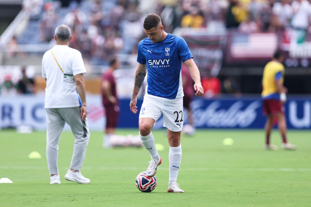 Sergej Milinkovic-Savic warming up for Al Hilal