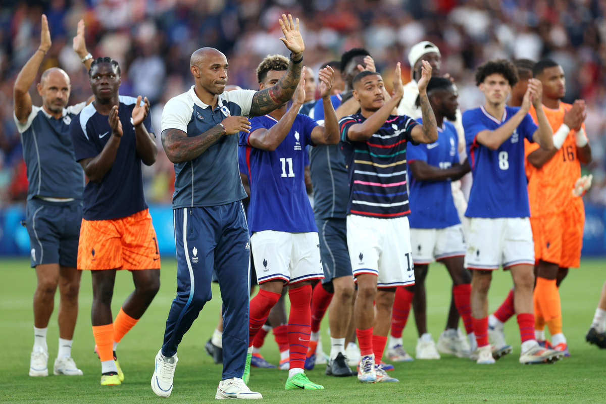 PARIS, FRANCE - AUGUST 09: Thierry Henry, Head Coach of Team France and his players acknowledge the fans after the team's defeat in the Men's Gold Medal match between France and Spain during the Olympic Games Paris 2024 at Parc des Princes on August 09, 2024 in Paris, France. (Photo by Carl Recine/Getty Images)