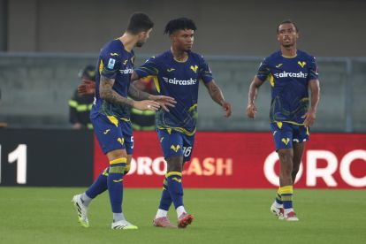 VERONA, ITALY - SEPTEMBER 20: Gift Orban of Hellas Verona celebrates with teammates after scoring his team's first goal during the Serie A match between Hellas Verona FC and Juventus FC at Stadio Marcantonio Bentegodi on September 20, 2025 in Verona, Italy. (Photo by Francesco Scaccianoce/Getty Images)