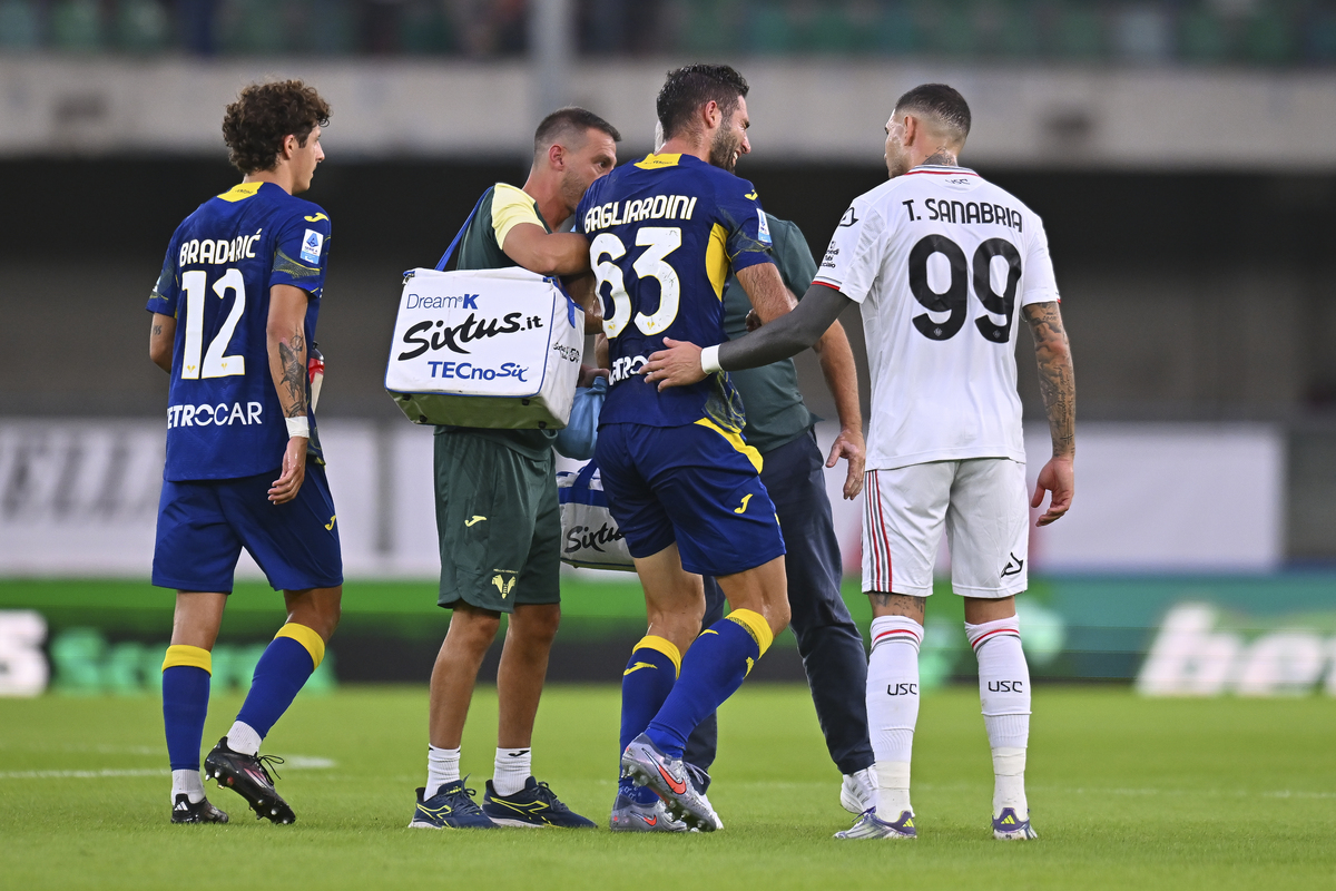VERONA, ITALY - SEPTEMBER 15: Roberto Gagliardini of Hellas Verona FC receives a medical help during the Serie A match between Hellas Verona FC and US Cremonese at Stadio Marcantonio Bentegodi on September 15, 2025 in Verona, Italy. (Photo by Alessandro Sabattini/Getty Images)