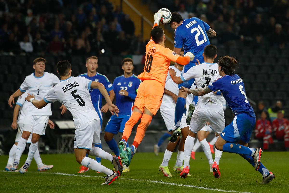 Udine, Italia - 14 Oktober: Omri Glazer dari Israel meninju bola dengan jelas ketika Alessandro Bastoni dari Italia mencoba sundulan selama pertandingan Liga UEFA Bangsa -Bangsa 2024/25 A. (Foto oleh Timothy Rogers/Getty Images)