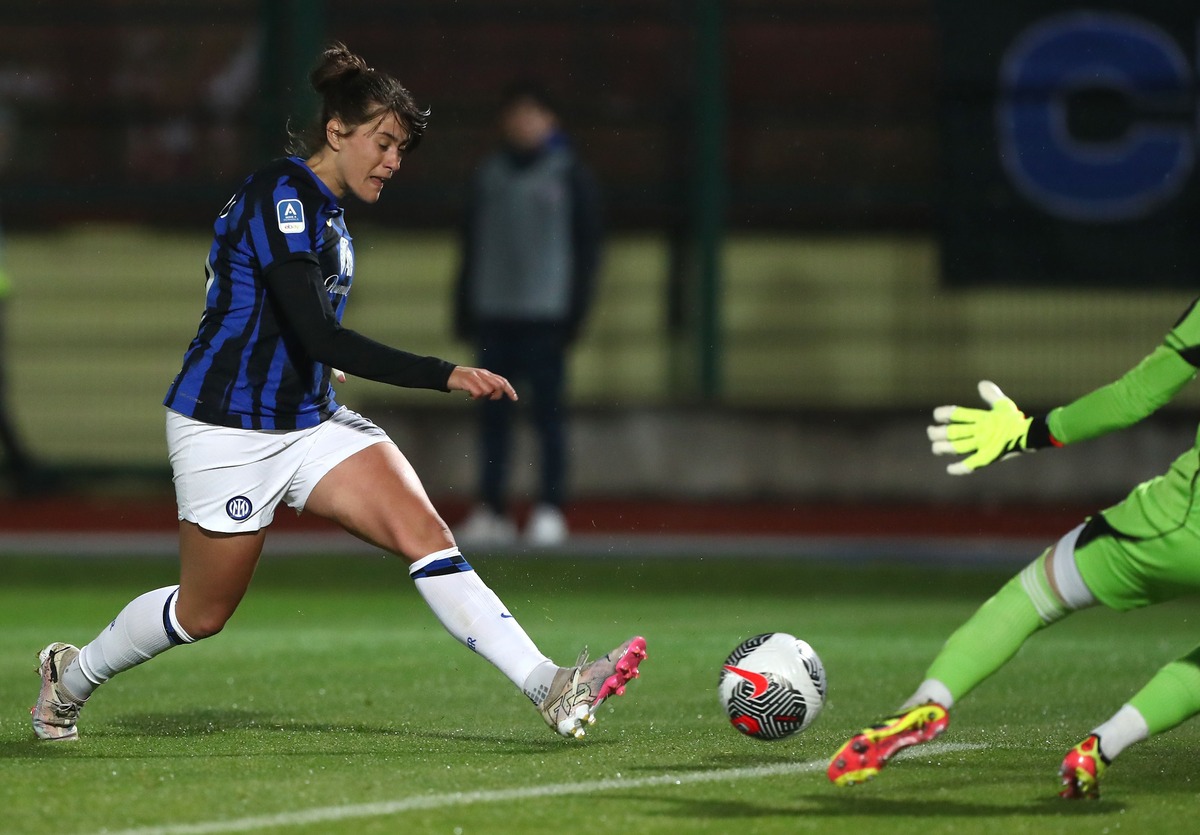 BIELLA, ITALY - APRIL 26: Elisa Polli of FC Internazionale scores a disallowed goal during the Women Serie A eBay playoffs match between Juventus Women and FC Internazionale Women at stadio La Marmora-Pozzo on April 26, 2024 in Biella, Italy.