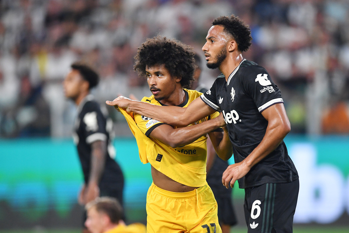TURIN, ITALY - SEPTEMBER 16: Lloyd Kelly of Juventus tugs on the jersey of Karim Adeyemi of Borussia Dortmund during the UEFA Champions League 2025/26 League Phase MD1 match between Juventus and Borussia Dortmund at Juventus Stadium on September 16, 2025 in Turin, Italy. (Photo by Valerio Pennicino/Getty Images)