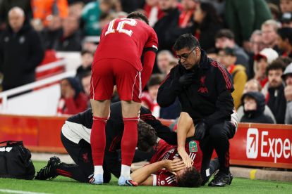 LIVERPOOL, Inggris - 23 September: Giovanni Leoni dari Liverpool menerima perawatan medis karena cedera sebelum diganti selama pertandingan putaran ketiga Piala Carabao antara Liverpool dan Southampton di Anfield pada 23 September 2025 di Liverpool, Inggris. (Foto oleh Stu Forster/Getty Images)