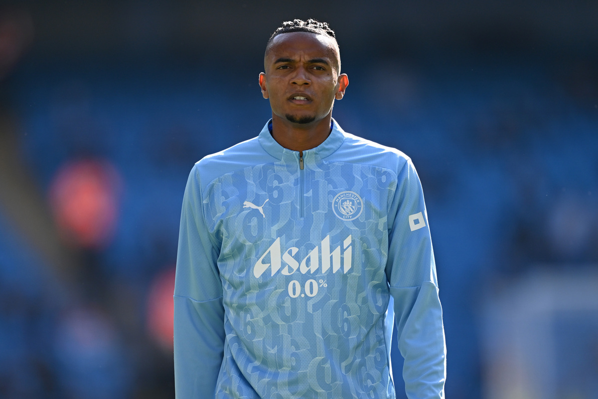 Manuel Akanji de Manchester City durante un partido