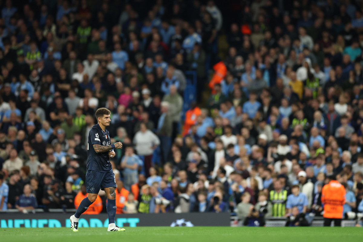 MANCHESTER, ENGLAND - SEPTEMBER 18: Giovanni Di Lorenzo of Napoli leaves the pitch after being shown a red card for a foul on Erling Haaland of Manchester City (not pictured) during the UEFA Champions League 2025/26 League Phase MD1 match between Manchester City and SSC Napoli at City of Manchester Stadium on September 18, 2025 in Manchester, England. (Photo by Dan Istitene/Getty Images)