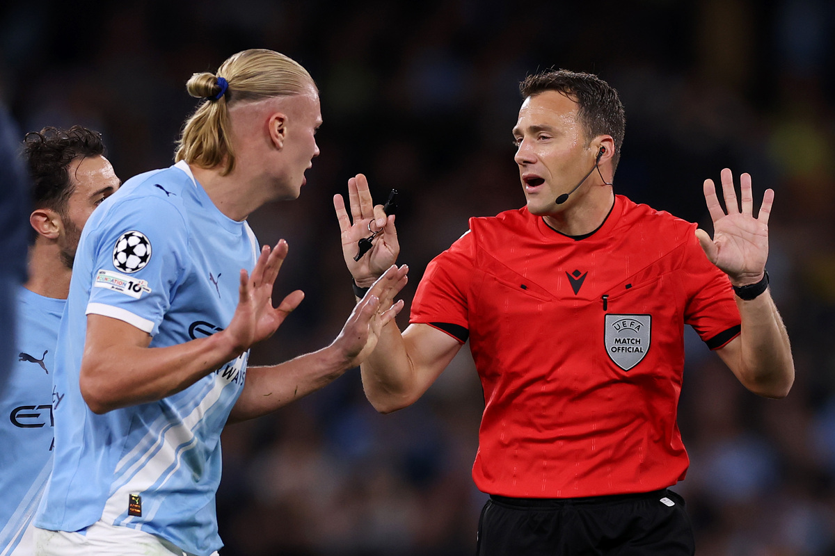MANCHESTER, ENGLAND - SEPTEMBER 18: Referee Felix Zwayer gestures as he speaks to Erling Haaland of Manchester City during the UEFA Champions League 2025/26 League Phase MD1 match between Manchester City and SSC Napoli at City of Manchester Stadium on September 18, 2025 in Manchester, England. (Photo by Dan Istitene/Getty Images)