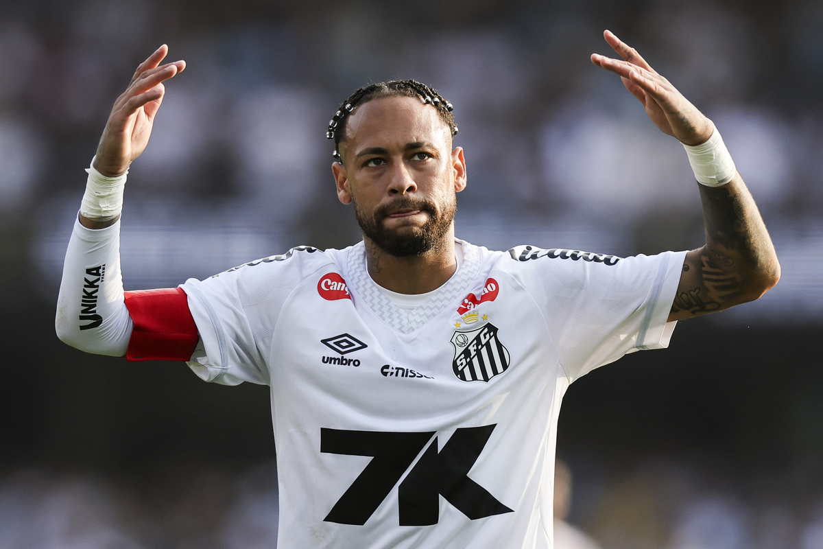 SAO PAULO, BRAZIL - AUGUST 17: Neymar of Santos gestures during a Brasileirao 2025 match between Santos and Vasco da Gama at MorumBIS Stadium on August 17, 2025 in Sao Paulo, Brazil.  (Photo by Alexandre Schneider/Getty Images)