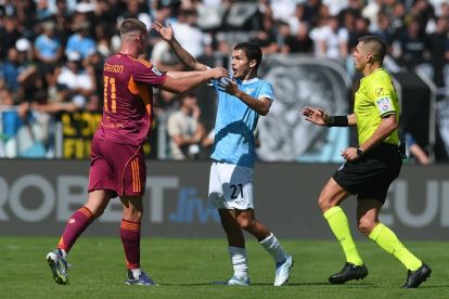 ROME, ITALY - SEPTEMBER 21: Evan Ferguson of AS Roma argues with Reda Belahyane of SS Lazio the Serie A match between SS Lazio and AS Roma at Stadio Olimpico on September 21, 2025 in Rome, Italy. (Photo by Silvia Lore/Getty Images)
