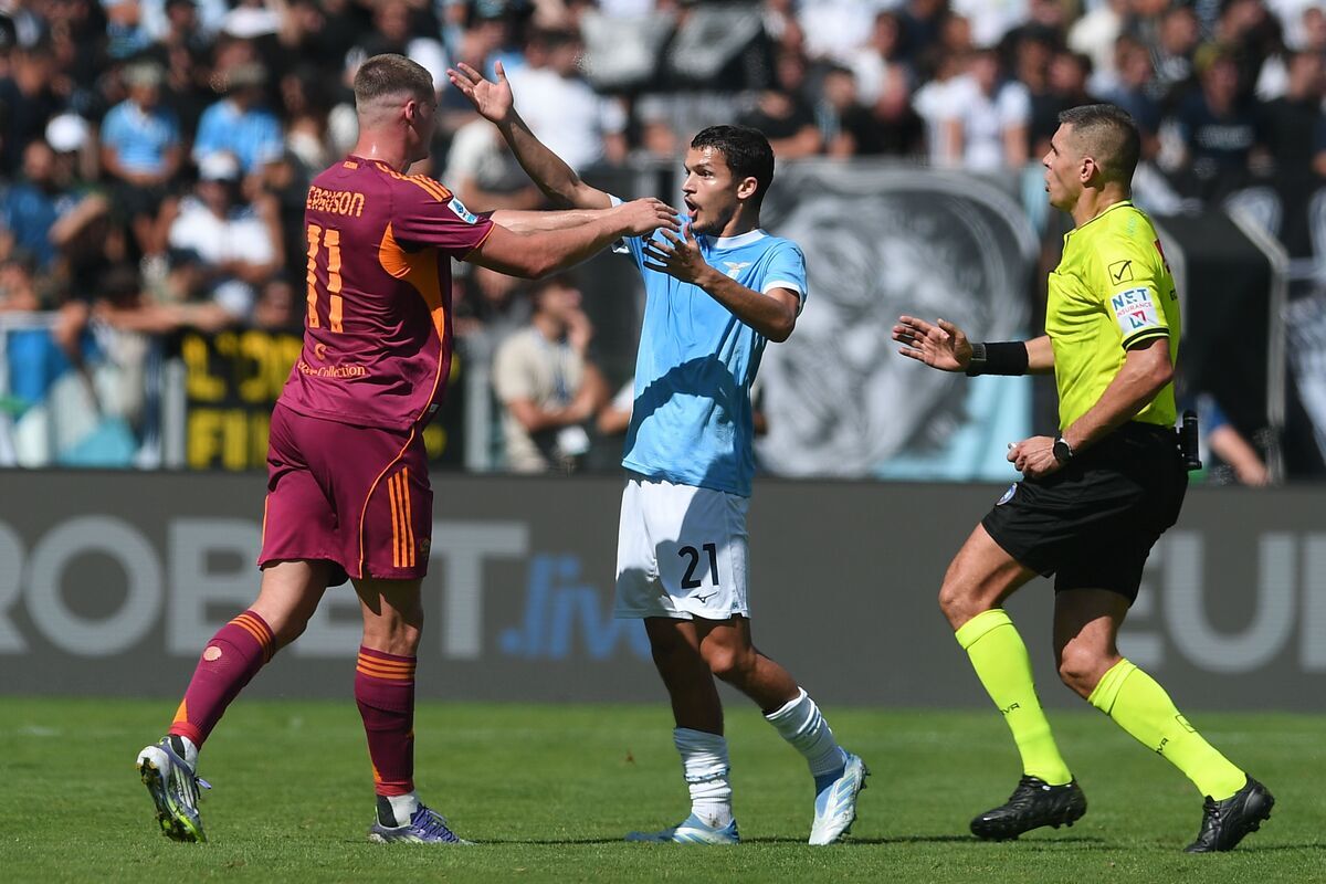 ROME, Italia - 21 September: Evan Ferguson dari As Roma berdebat dengan Reda Belahyane dari SS Lazio the Serie A Match antara SS Lazio dan As Roma di Stadio Olimpico pada 21 September 2025 di Roma, Italia. (Foto oleh Silvia Lore/Getty Images)