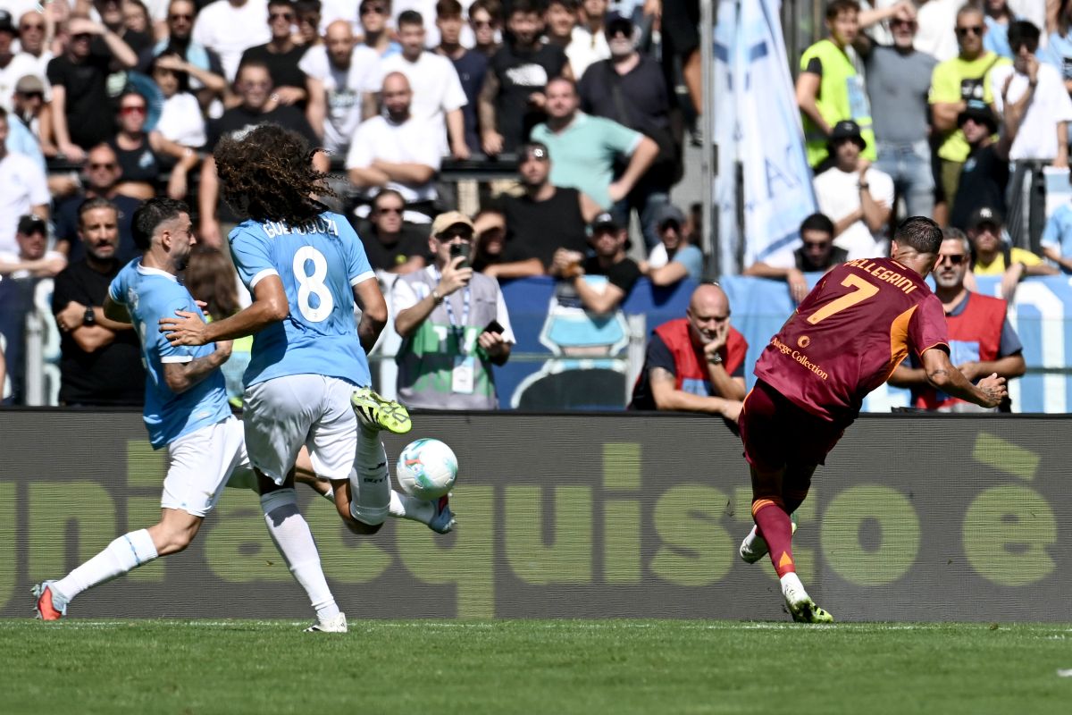 ROME, ITALY - SEPTEMBER 21: Lorenzo Pellegrini of AS Roma scores the opening goal during the Serie A match between SS Lazio and AS Roma at Stadio Olimpico on September 21, 2025 in Rome, Italy. (Photo by Marco Rosi - SS Lazio/Getty Images)