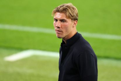 MANCHESTER, ENGLAND - SEPTEMBER 17: Rasmus Hojlund of SSC Napoli inspects the pitch during a stadium familiarisation ahead of the UEFA Champions League 2025/26 League Phase MD1 against Manchester City at City of Manchester Stadium on September 17, 2025 in Manchester, England. (Photo by Molly Darlington/Getty Images)
