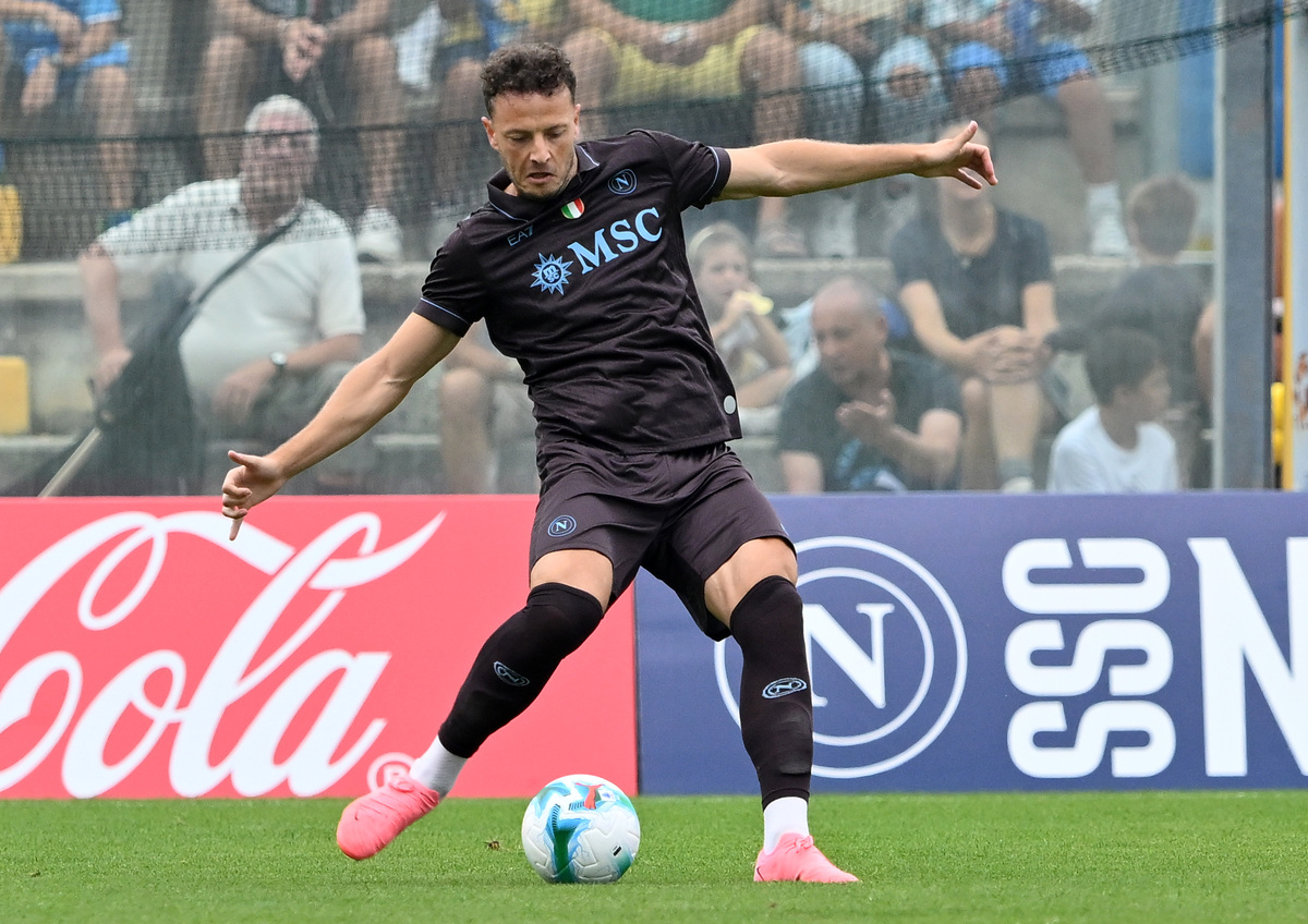 CASTEL DI SANGRO, ITALY - AUGUST 14: Amir Rrahmani of Napoli in action during the pre-season friendly match between Napoli and Olympiacos at Stadio Teofilo Patini on August 14, 2025 in Castel di Sangro, Italy. (Photo by Giuseppe Bellini/Getty Images)