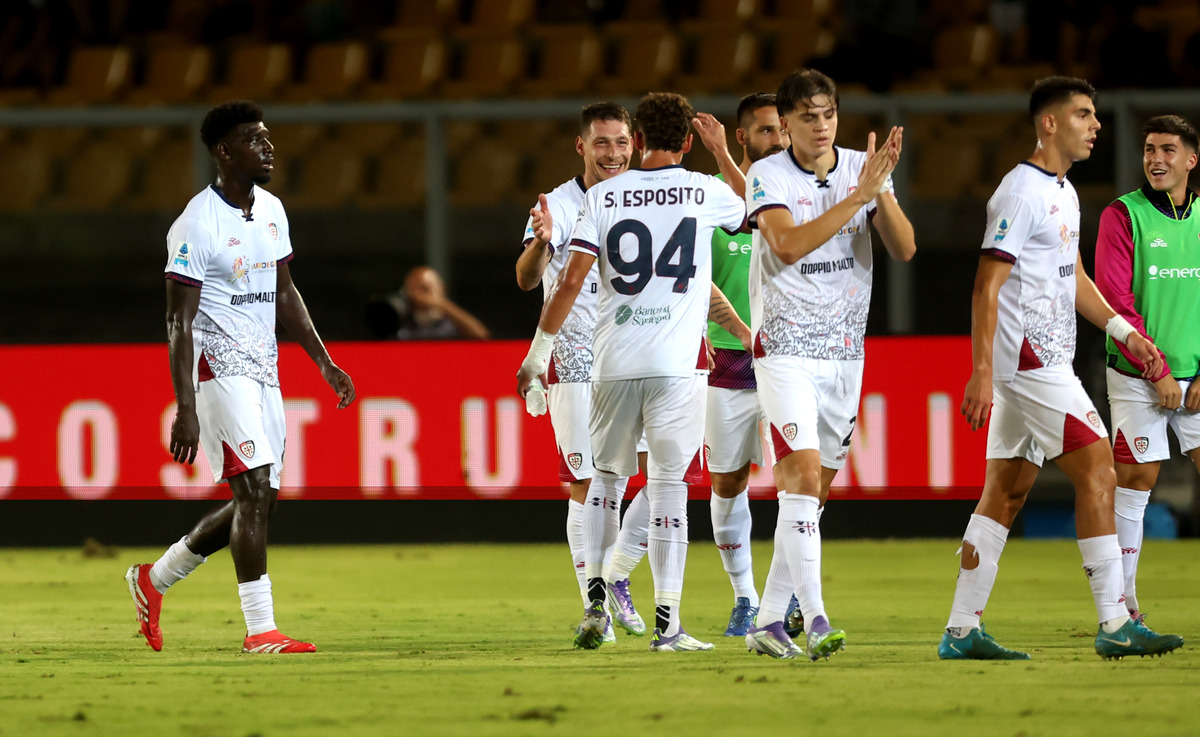 LECCE, ITALY - SEPTEMBER 19: Andrea Belotti of Cagliari celebrates after scoring his team's equalizing goal during the Serie A match between US Lecce and Cagliari Calcio at Stadio Via del Mare on September 19, 2025 in Lecce, Italy. (Photo by Maurizio Lagana/Getty Images)