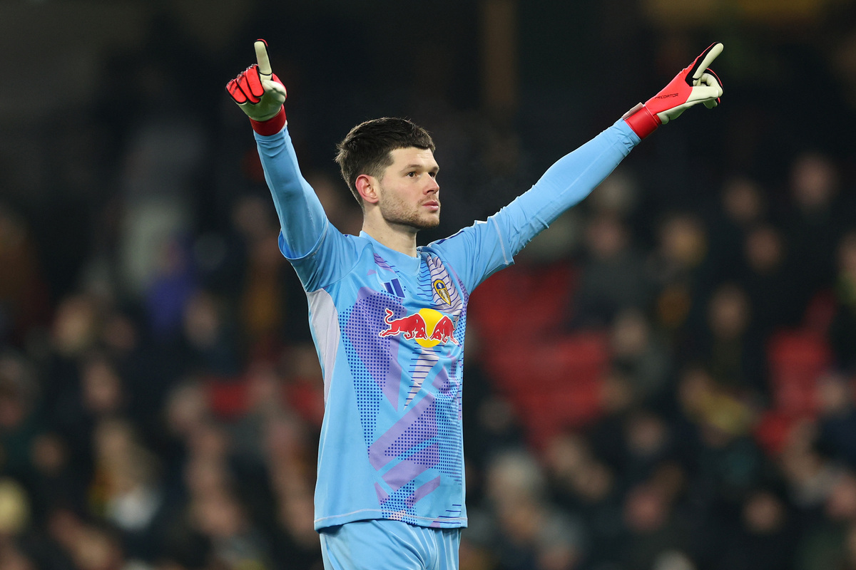 WATFORD, INGLATERRA - 11 DE FEVEREIRO: Ilan Meslier do Leeds United comemora o segundo gol de seu time marcado por Daniel James do Leeds United durante a partida do Sky Bet Championship entre Watford FC e Leeds United FC em Vicarage Road em Watford, Inglaterra, em 11 de fevereiro de 2025. (Foto de Richard Heathcote/Getty Images)