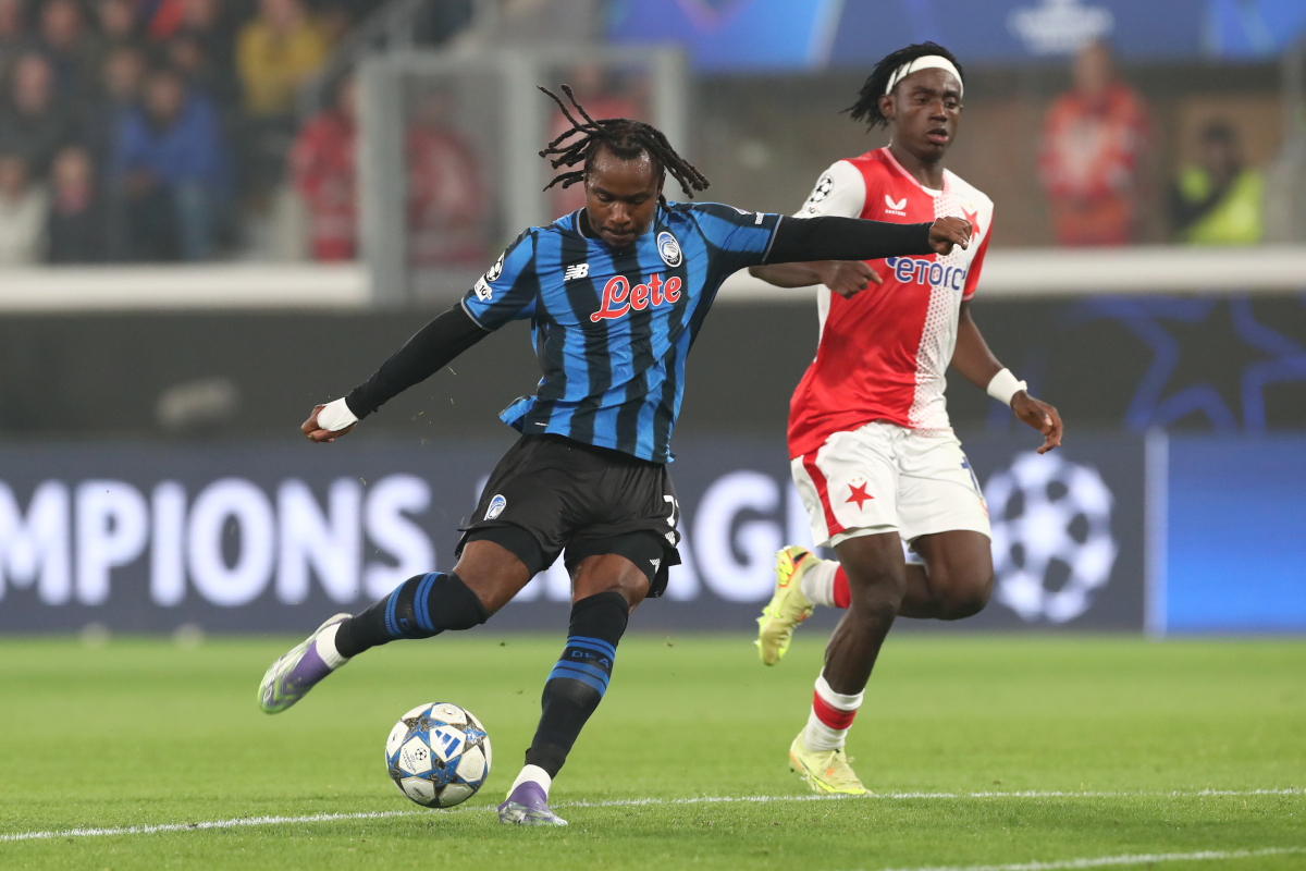 BERGAMO, ITALY - OCTOBER 22: Ademola Lookman of Atalanta BC shoots whilst under pressure from David Moses of Slavia Praha during the UEFA Champions League 2025/26 League Phase MD3 match between Atalanta BC and SK Slavia Praha at Stadio di Bergamo on October 22, 2025 in Bergamo, Italy. (Photo by Marco Luzzani/Getty Images)