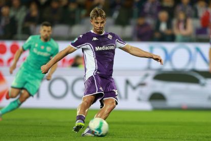 FLORENCE, ITALY - OCTOBER 26: Albert Gudmundsson of ACF Fiorentina scores a goal during the Serie A match between ACF Fiorentina and Bologna FC 1909 at Artemio Franchi on October 26, 2025 in Florence, Italy. (Photo by Gabriele Maltinti/Getty Images)